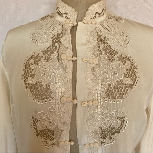 Vtg  ivory hand embroidered Chinese silk blouse. EUC - Picture 2 of 7